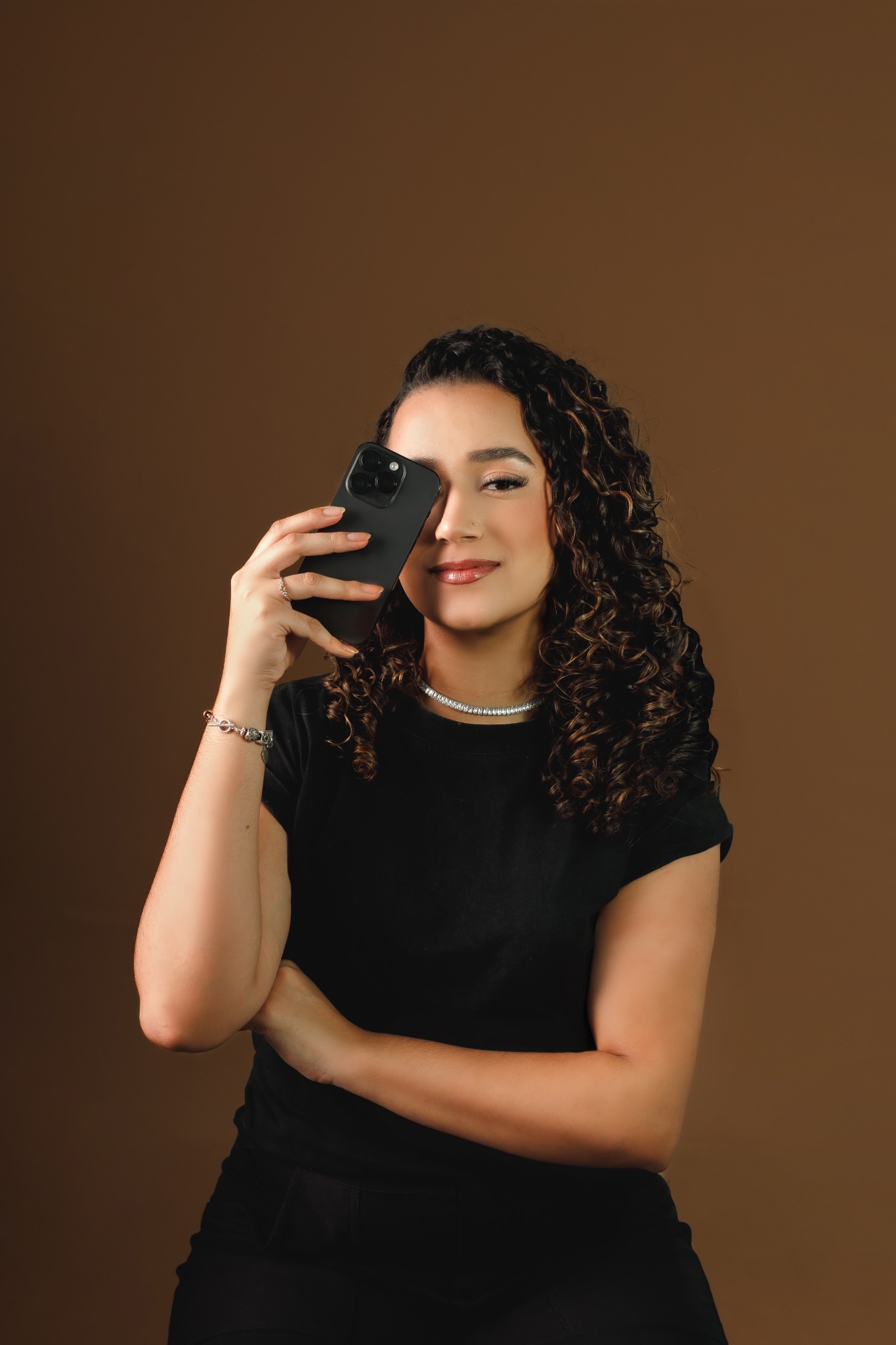 Julia Avilia — video maker segurando o celular