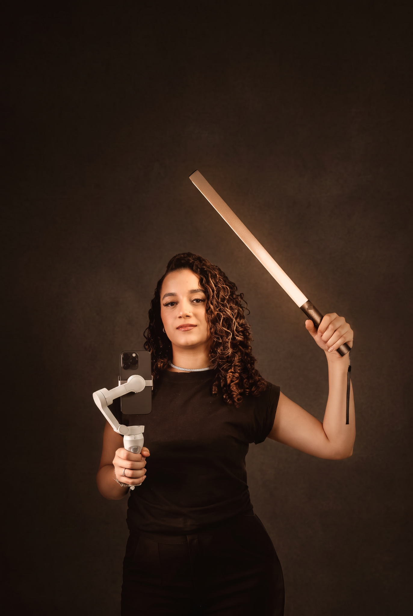Julia Avilia segurando equipamento de vídeo